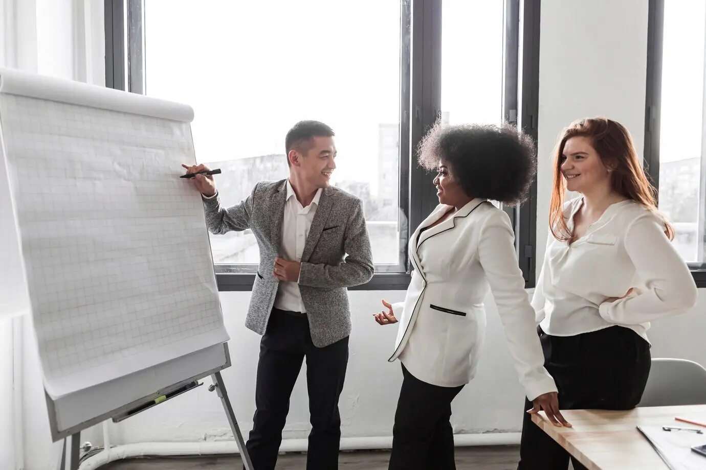 Фронтальный вид: деловые люди разговаривают.