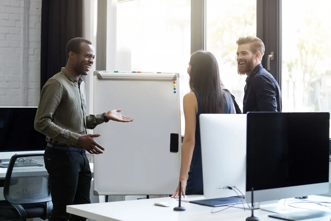 Деловые люди проводят заседание совета и обсуждают новые идеи.